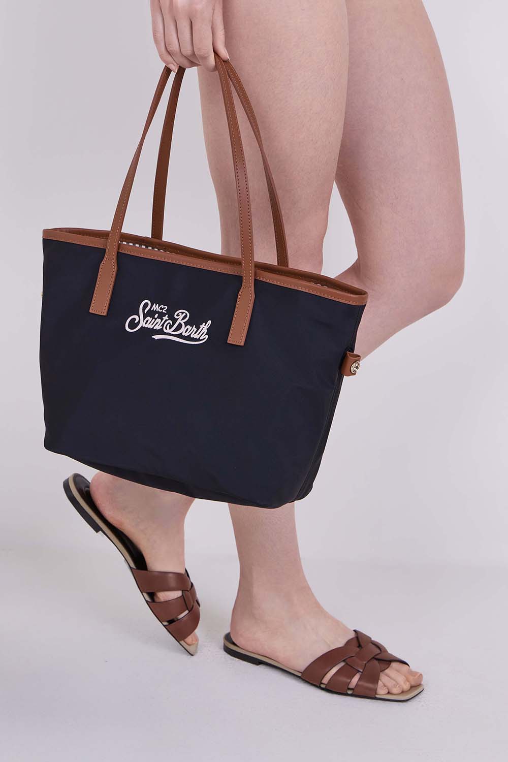 תמונת כל הלוק של תיק כתף מדיום